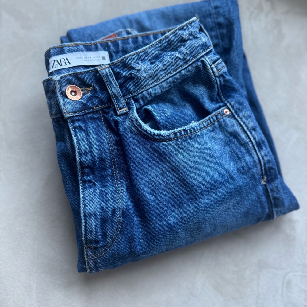 Zara dark wash slightly distressed jeans. Great condition! Size 4.